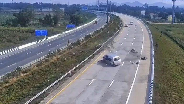 Van τρακάρει και οι επιβάτες πετάγονται στον δρόμο!